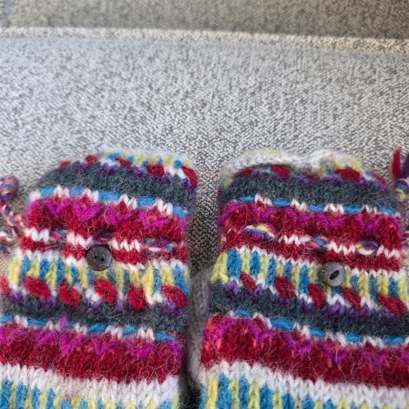 Newari Women's Floral Winter Hat and Convertible Mitten/Gloves Set - OS - Picture 11 of 12